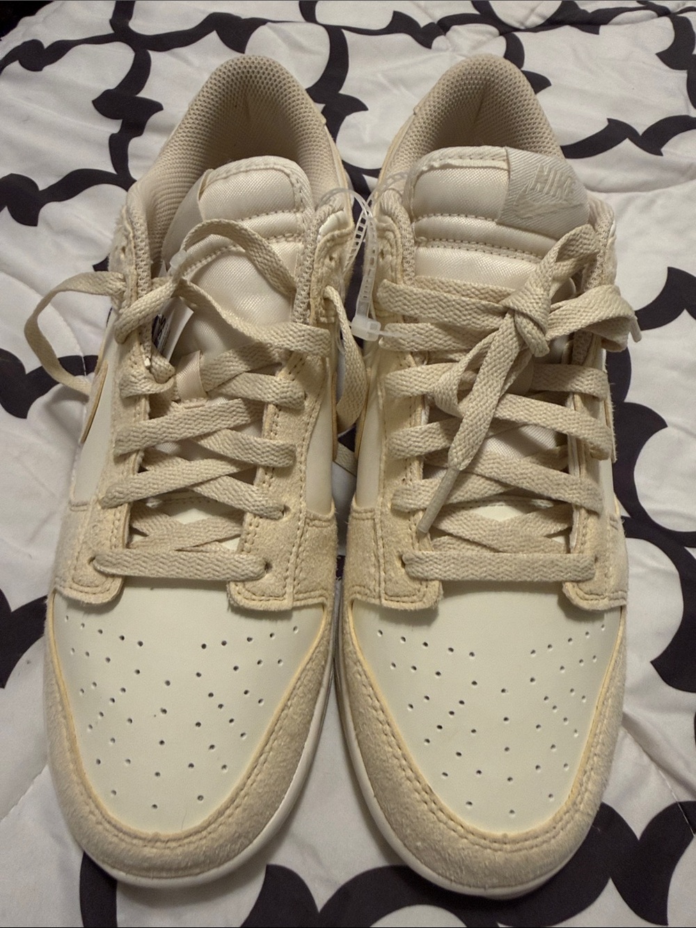 NWT!! Nike Low-Top Sneakers in Cream and Off-White